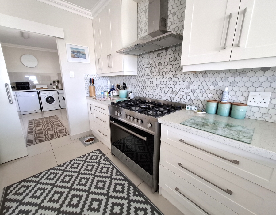 To Let 4 Bedroom Property for Rent in Bloubergstrand Western Cape